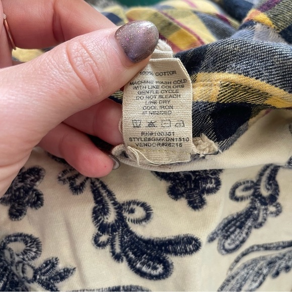 Gimmicks by BKE Plaid Flannel Lace Embroidered Distressed Button-Down Shirt Sz S - Picture 12 of 12